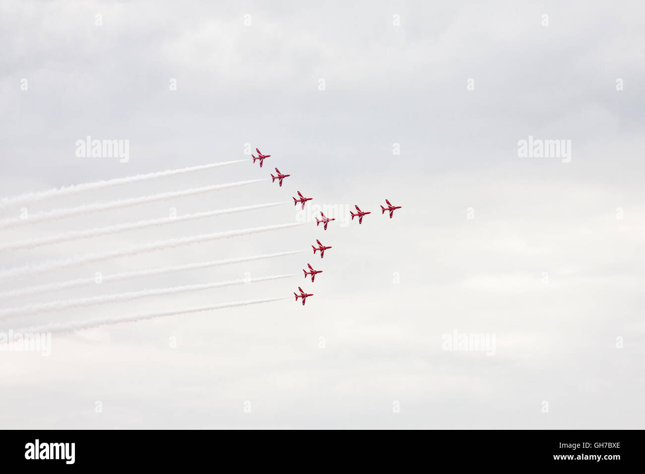 Le frecce rosse battenti team display in formazione nei cieli di Bretagna Regno Unito Foto Stock