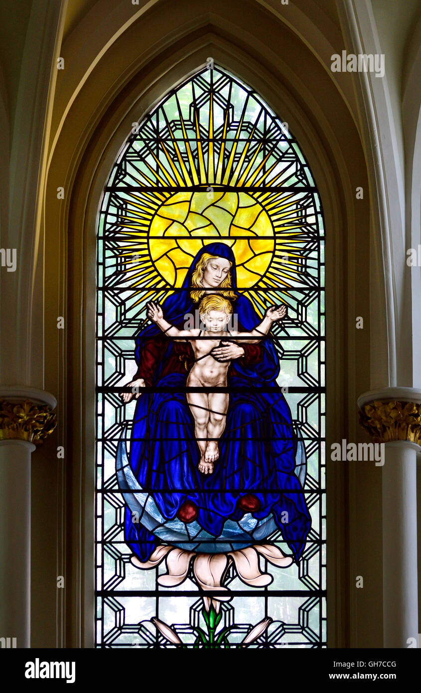 Londra Inghilterra, Regno Unito. Chiesa di San Bartolomeo di meno. Finestra di vetro colorato: Madonna e Bambino (1950: Hugh Easton...) Foto Stock