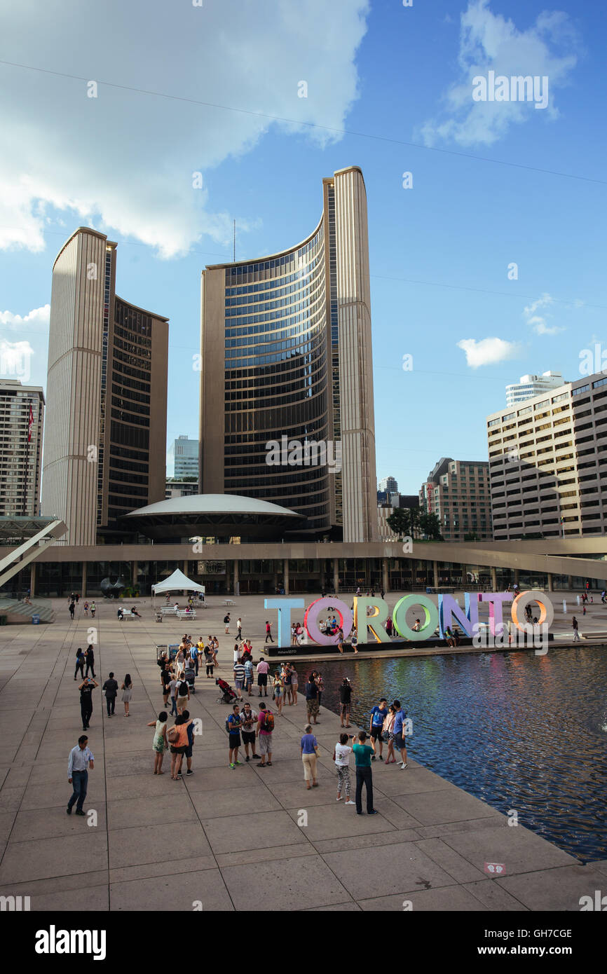 Nathan Phillips Square Toronto city hall in background Foto Stock