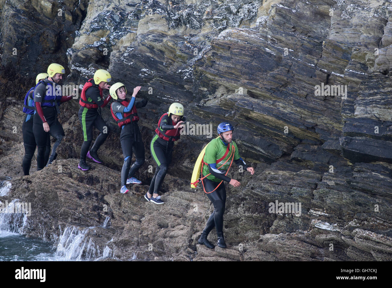 Coasteering in Newquay; Cornovaglia. Foto Stock