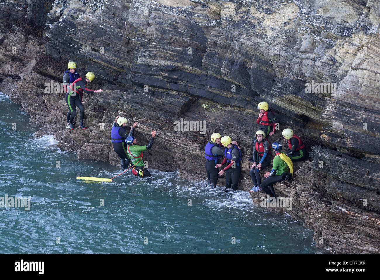 Coasteering in Newquay; Cornovaglia. Foto Stock