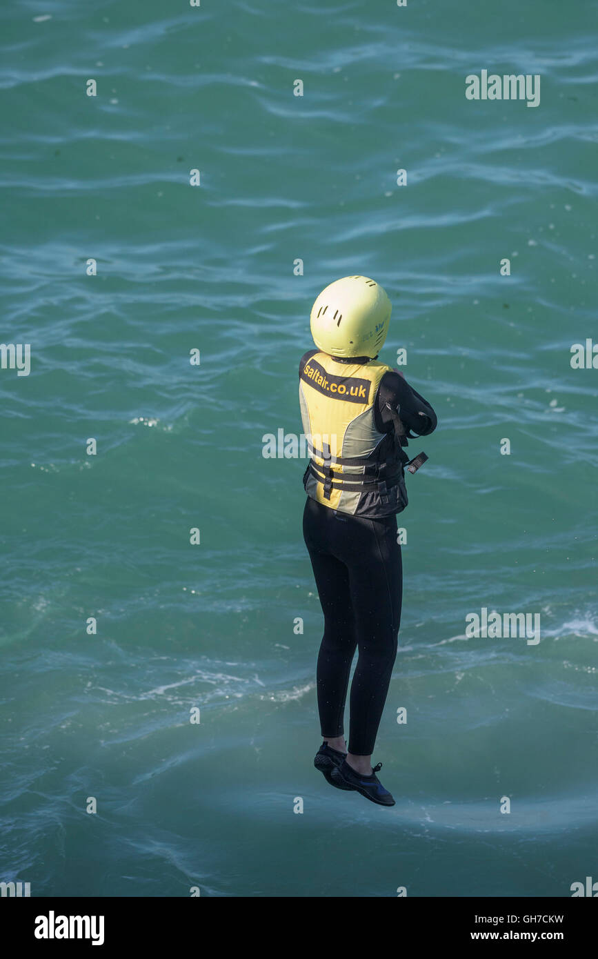 Coasteering in Newquay; Cornovaglia. Foto Stock