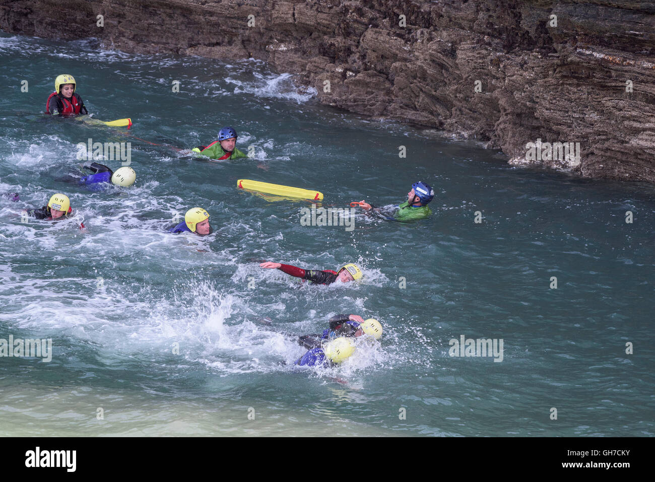 Coasteering in Newquay; Cornovaglia. Foto Stock