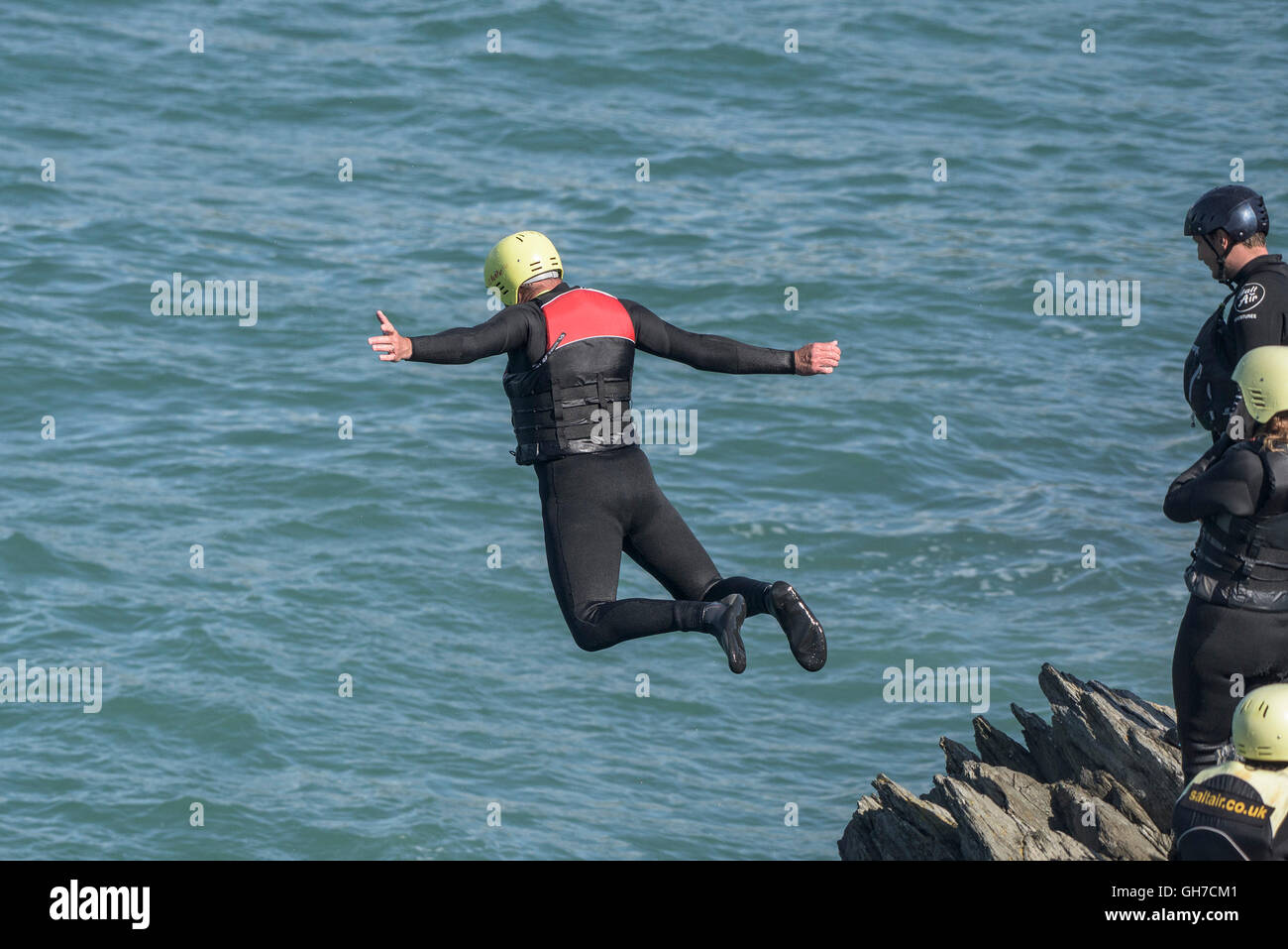 Coasteering in Newquay; Cornovaglia. Foto Stock