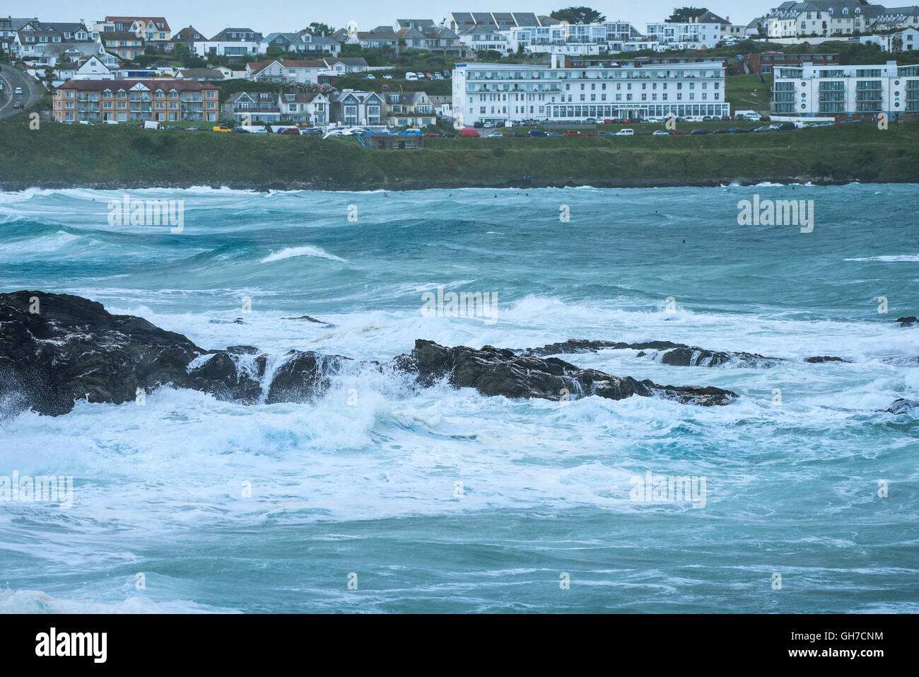 Mare mosso fuori la costa di Newquay. Foto Stock