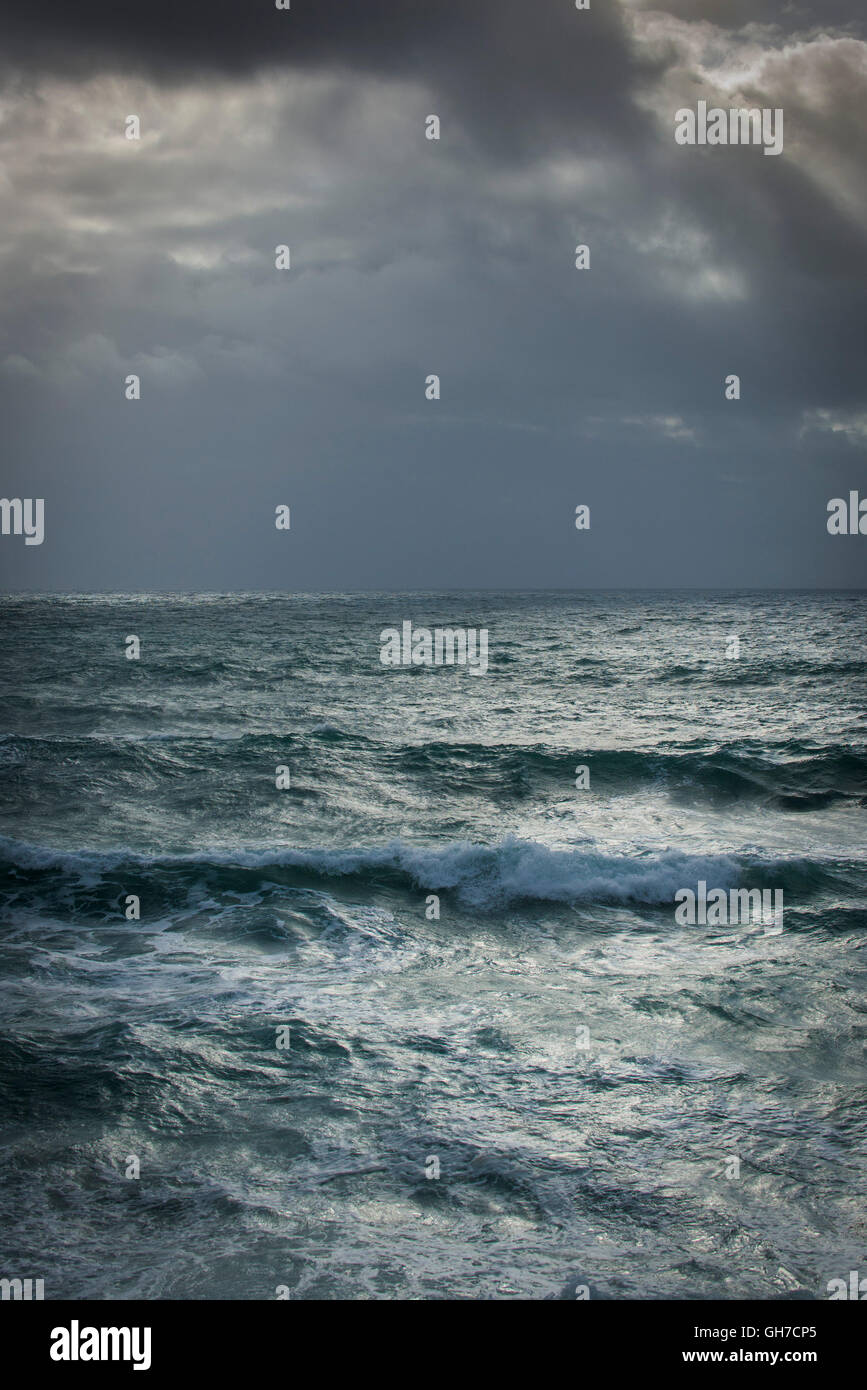 Nuvole temporalesche la raccolta sull'Oceano Atlantico. Foto Stock