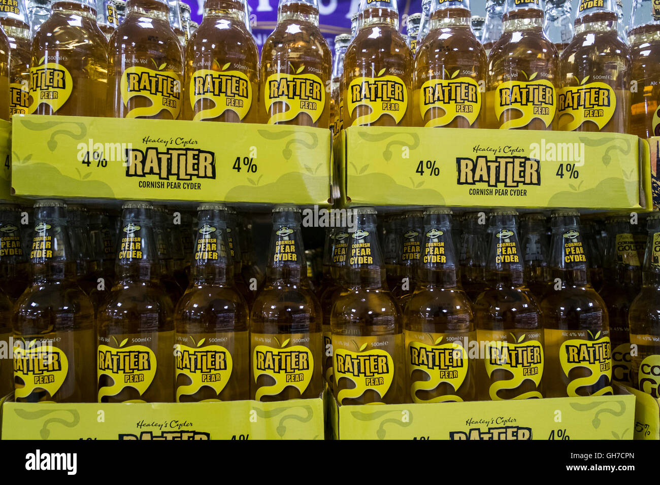 Bottiglie di Rattler sidro di pere sul display in un supermercato Morrisons. Foto Stock