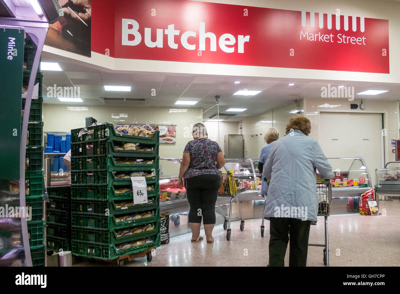 I clienti acquisti in un supermercato Morrisons. Foto Stock I clienti acquisti in un supermercato Morrisons. Foto Stock