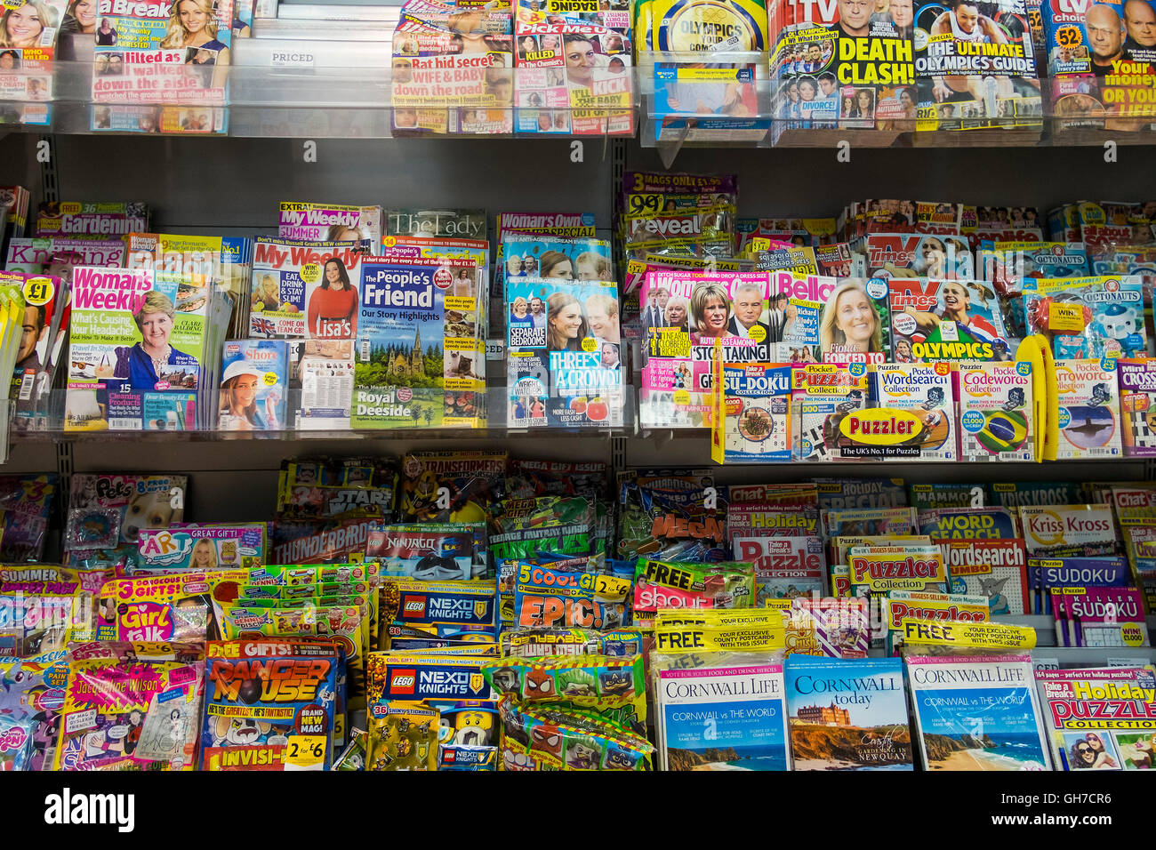 Un display di riviste e periodici in un supermercato Morrisons. Foto Stock Un display di riviste e periodici in un supermercato Morrisons. Foto Stock