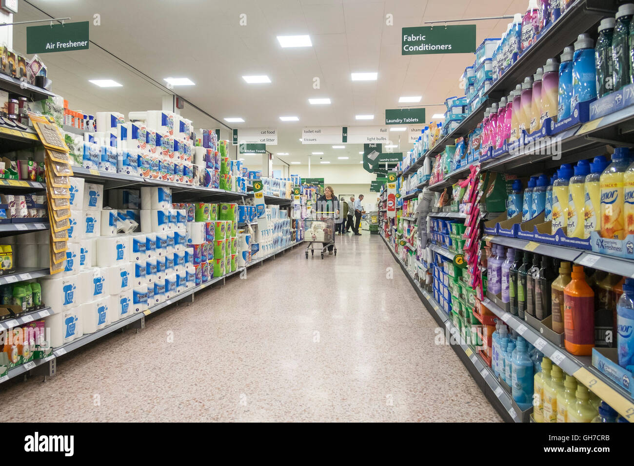 I clienti acquisti in un supermercato Morrisons. Foto Stock I clienti acquisti in un supermercato Morrisons. Foto Stock