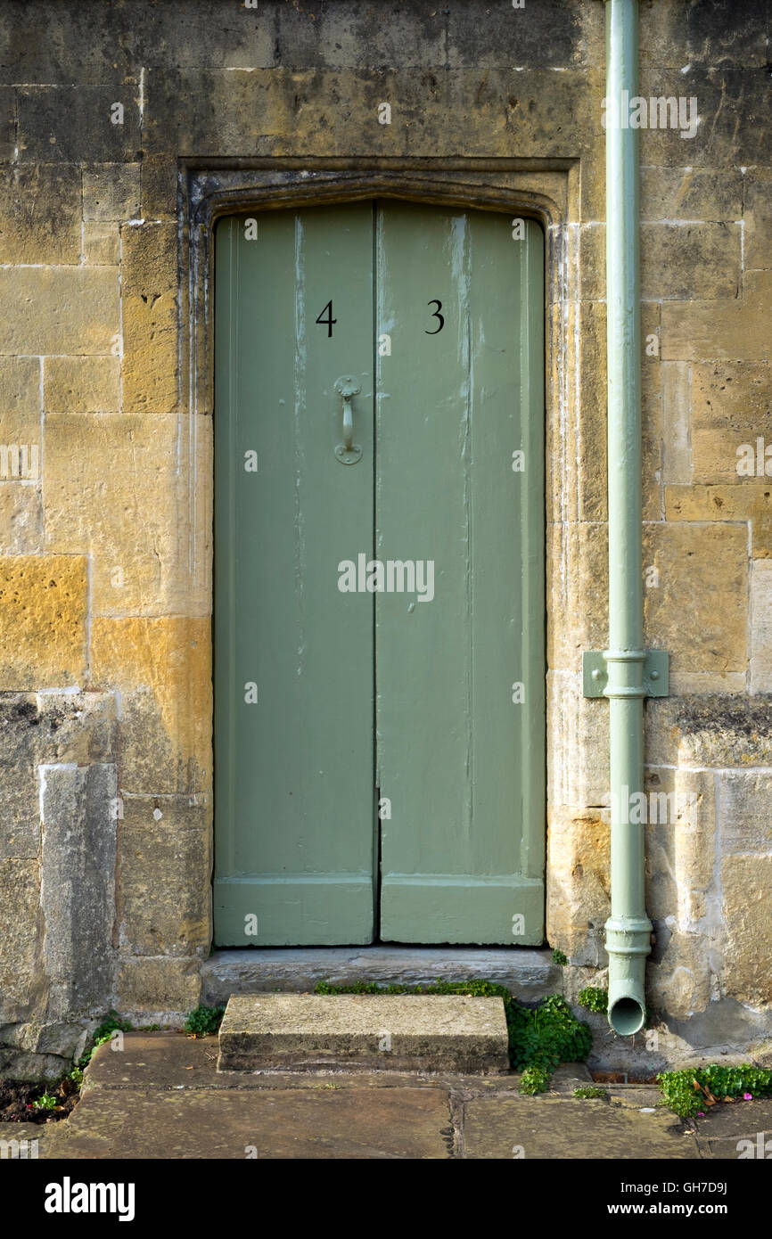 Dipinto e numerate doppie porte in Chipping Campden, il Costwolds, Gloucestershire, Regno Unito Foto Stock