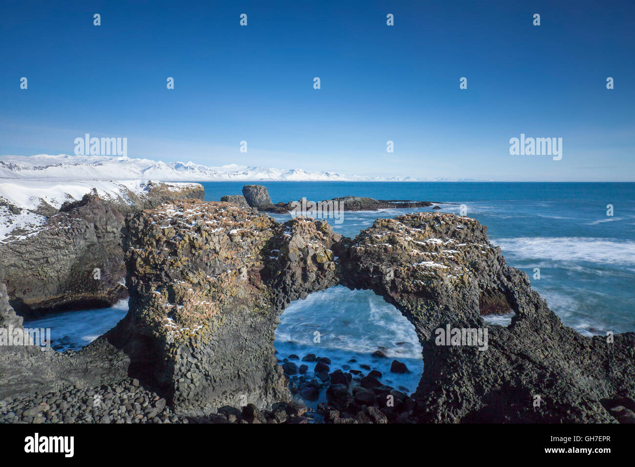 Gatklettur - Arch Rock - scogliera con arco naturale nei pressi di Arnarstapi, Snaefellsnes, Islanda Foto Stock