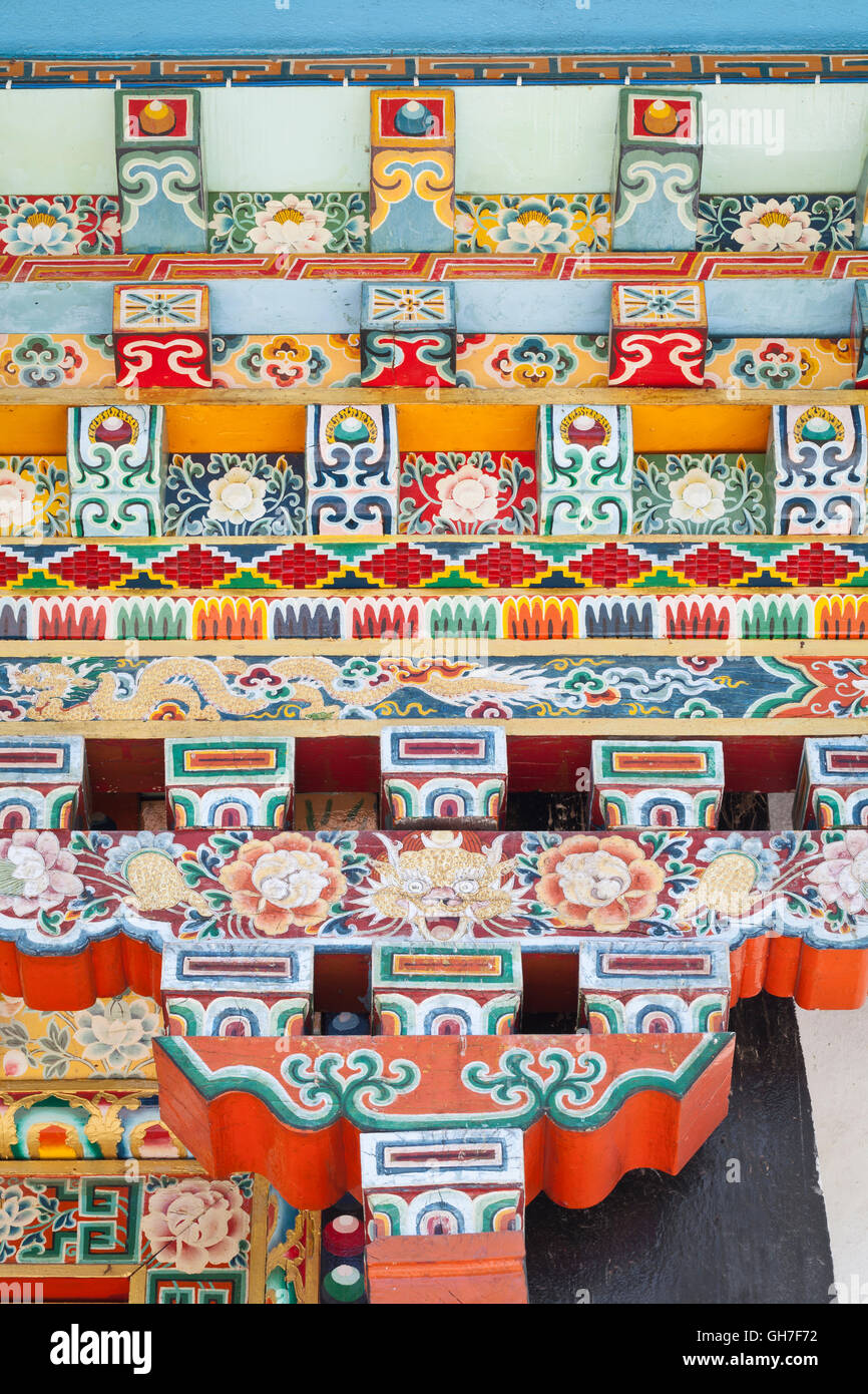 Colorato dettagli architettonici delle finestre del monastero Shechen nei pressi di Boudhanath, Kathmandu, Nepal Foto Stock