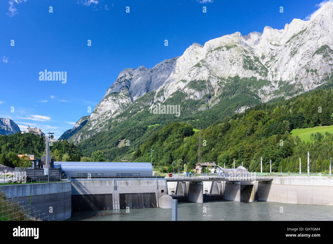 Werfen: Hohenwerfen e la centrale idroelettrica Werfen / Pfarrwerfen di Verbund AG an der Salzach , destra Tennengebirge, un Foto Stock