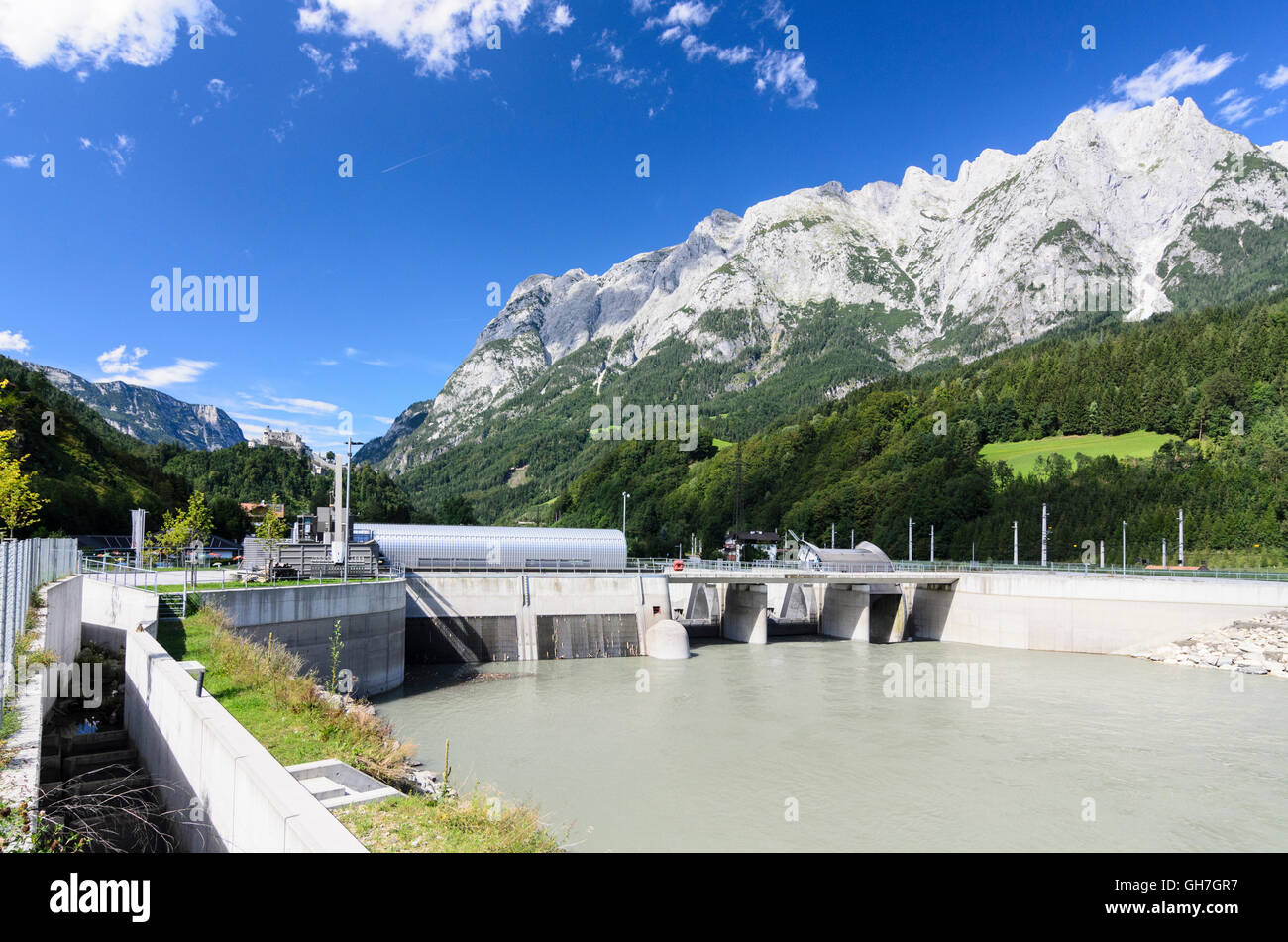 Werfen: Hohenwerfen e la centrale idroelettrica Werfen / Pfarrwerfen di Verbund AG an der Salzach , destra Tennengebirge, un Foto Stock