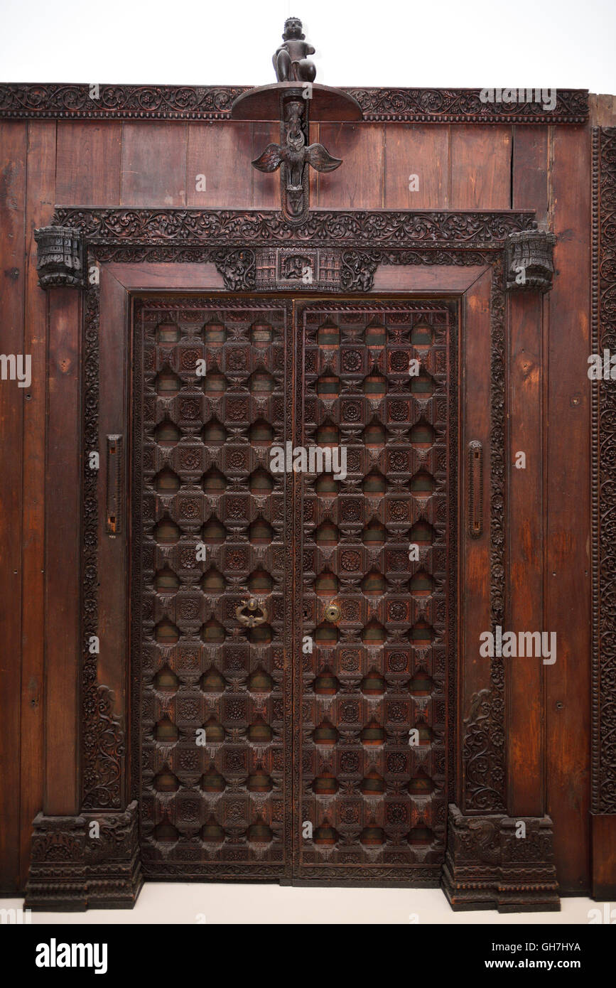 In teak intagliato porta del xviii secolo merchant house Gujarat India a ROM Toronto Foto Stock