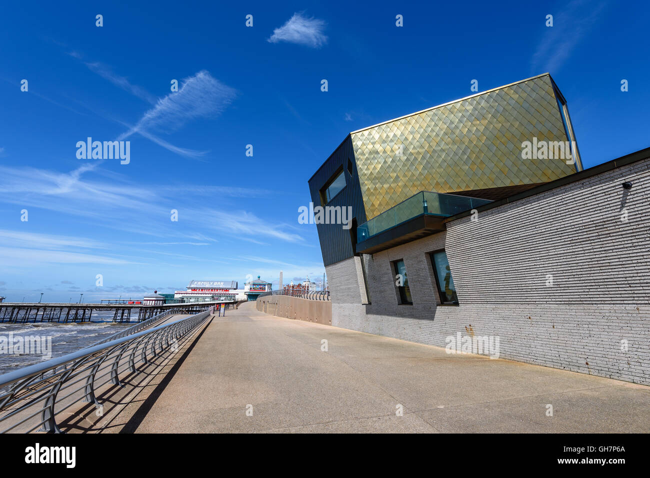 La costruzione di informazioni turistiche sul lungomare della città di Blackpool in Inghilterra. Foto Stock