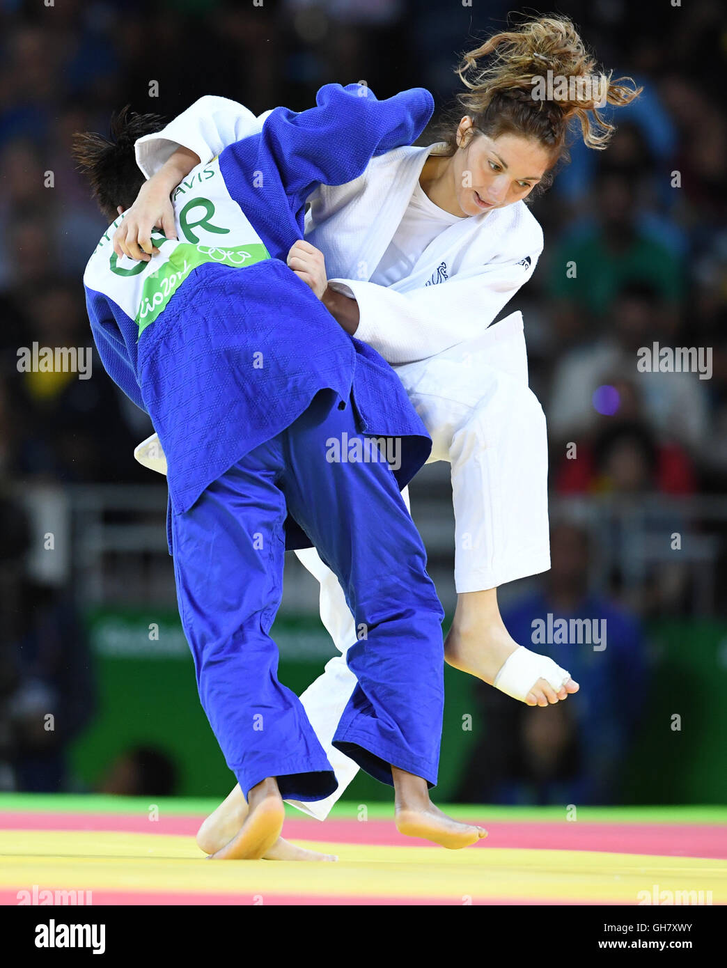 Rio de Janeiro, Brasile. 8 Ago, 2016. Nekoda Smythe-Davis (blu) della Gran Bretagna e Automne Pavia della Francia in azione durante le donne -57 kg Giro di eliminazione del 16 del Judo Eventi a Rio 2016 Giochi Olimpici a Carioca Arena 2 a Rio de Janeiro, Brasile, 8 agosto 2016. Foto: Felix Kaestle/dpa/Alamy Live News Foto Stock