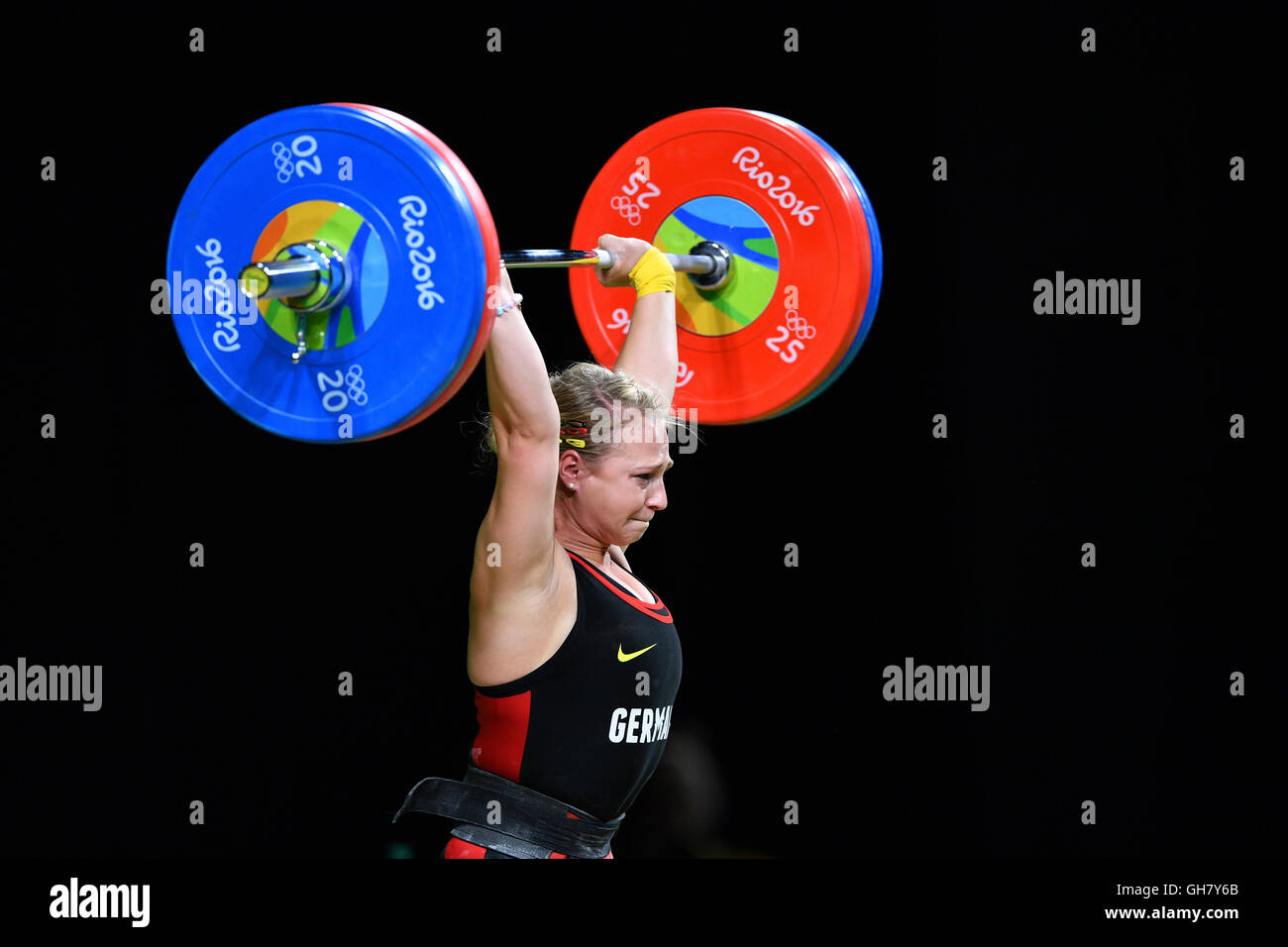 Rio de Janeiro, Brasile. 8 Ago, 2016. Sabine Kusterer di Germania compete durante la donna 58kg Gruppo B categoria del Rio 2016 Giochi Olimpici pesi eventi presso il Riocentro in Rio de Janeiro, Brasile, 8 agosto 2016. Foto: Lukas Schulze/dpa/Alamy Live News Foto Stock