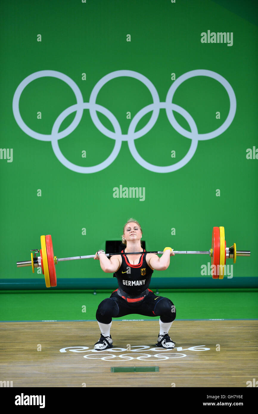 Rio de Janeiro, Brasile. 8 Ago, 2016. Sabine Kusterer di Germania compete durante la donna 58kg Gruppo B categoria del Rio 2016 Giochi Olimpici pesi eventi presso il Riocentro in Rio de Janeiro, Brasile, 8 agosto 2016. Foto: Lukas Schulze/dpa/Alamy Live News Foto Stock