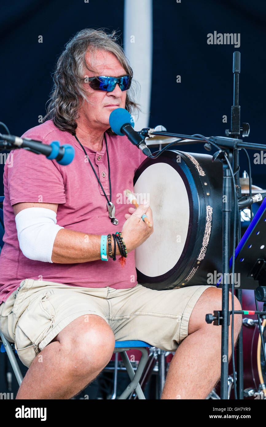Broadstairs Settimana della Musica Folk Festival. Uomo maturo seduto e riproduzione di un tradizionale telaio irlandese tamburo, bodhran. Close up. Foto Stock