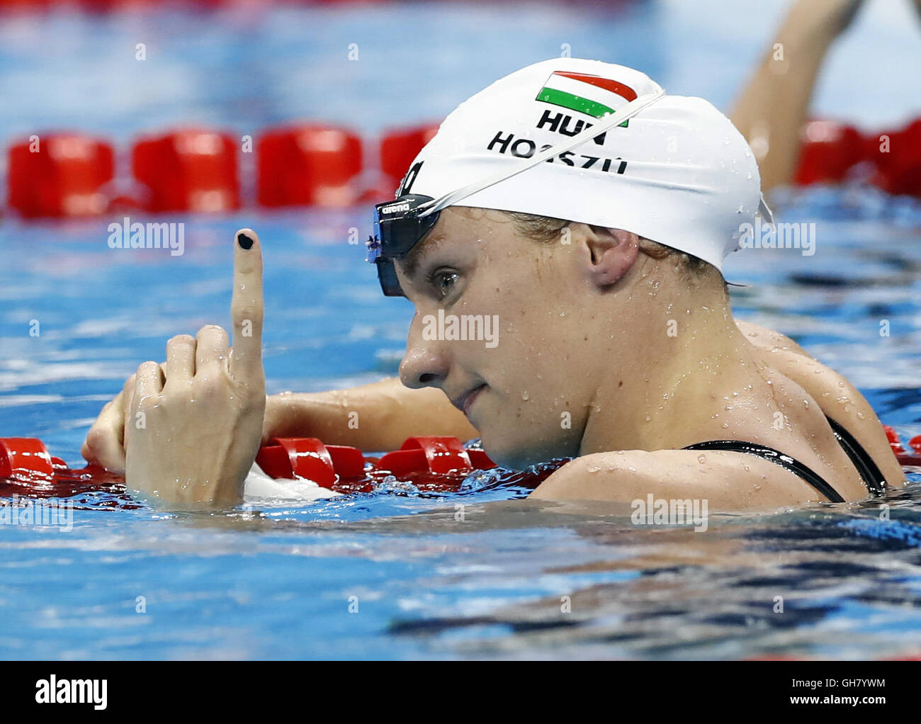 (160808) -- RIO DE JANEIRO, e il Agosto 8, 2016 (Xinhua) -- Katinka Hosszu di Ungheria reagisce dopo la donna 200m singoli medley calore al 2016 Rio Giochi olimpici alla Olympic Aquatics Stadium di Rio de Janeiro, Brasile, e il Agosto 8, 2016. Hosszu ha stabilito un nuovo record olimpico in un tempo di 2 minuti e 7,45 secondi. (Xinhua/Ding Xu)(dh) Foto Stock