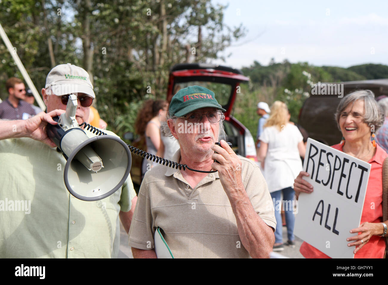 Osterville, Massachusetts, STATI UNITI D'AMERICA. 6 agosto 2016. Un manifestante parla in un rally contro il repubblicano candidato presidenziale Donald Trump, nei pressi di un fundraiser imprenditore William Koch hosting per Trump. Credito: Susan Pease/Alamy Live News Foto Stock