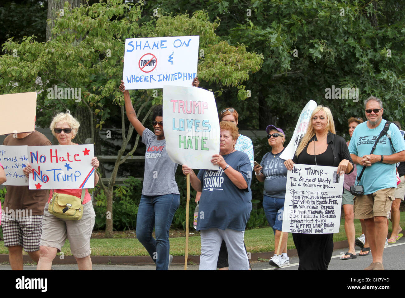 Osterville, Massachusetts, STATI UNITI D'AMERICA. 6 agosto 2016. Manifestanti marzo in opposizione al repubblicano candidato presidenziale Donald Trump, nei pressi di un fundraiser imprenditore William Koch hosting per Trump. Credito: Susan Pease/Alamy Live News Foto Stock