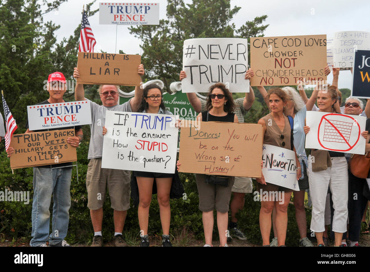 Osterville, Massachusetts, STATI UNITI D'AMERICA. 6 agosto 2016. Manifestanti tenere segni opposti presidenziale repubblicano nominee Donald Trump, nei pressi di un fundraiser imprenditore William Koch hosting per Trump. Due pro-Trump contro manifestanti stand a sinistra. Credito: Susan Pease/Alamy Live News Foto Stock