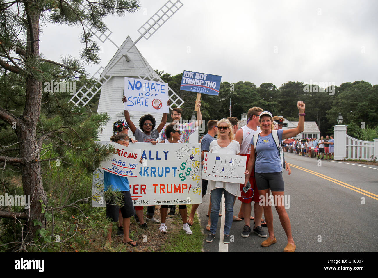 Osterville, Massachusetts, STATI UNITI D'AMERICA. 6 agosto 2016. Manifestanti tenere segni opposti presidenziale repubblicano nominee Donald Trump rimanendo fuori le porte che conducono a un fundraiser imprenditore William Koch hosting per Trump. Credito: Susan Pease/Alamy Live News Foto Stock