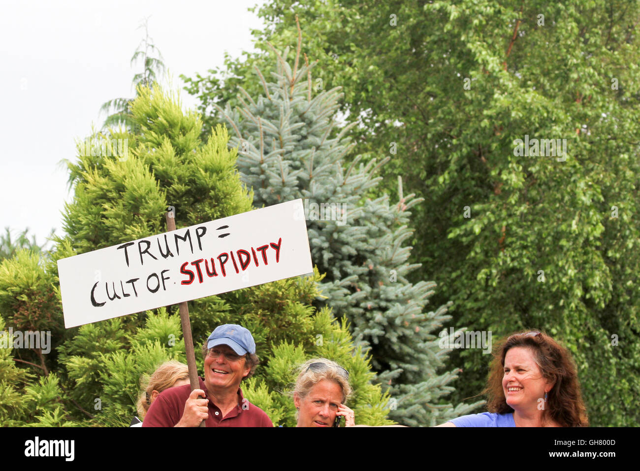 Osterville, Massachusetts, STATI UNITI D'AMERICA. 6 agosto 2016. Un manifestante detiene un segno opposto candidato presidenziale Donald Trump, nei pressi di un fundraiser imprenditore William Koch hosting per Trump. Credito: Susan Pease/Alamy Live News Foto Stock