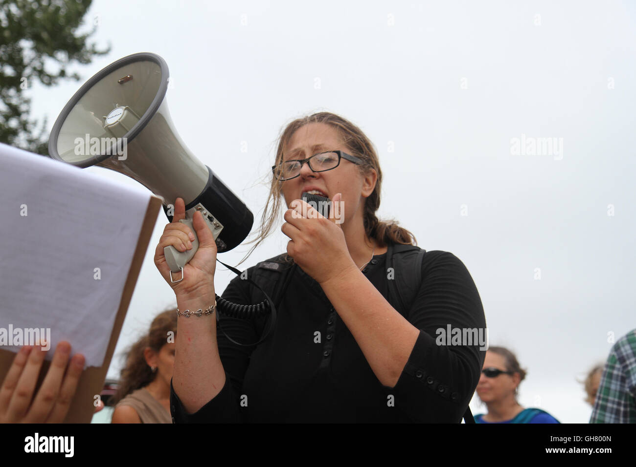 Osterville, Massachusetts, Stati Uniti d'America. 6 agosto 2016. una donna parla durante un Contrasto protetst repubblicano candidato presidenziale Donald Trump, nei pressi di un fundraiser imprenditore william koch hosting per trump. Credito: Susan pease/alamy live news Foto Stock