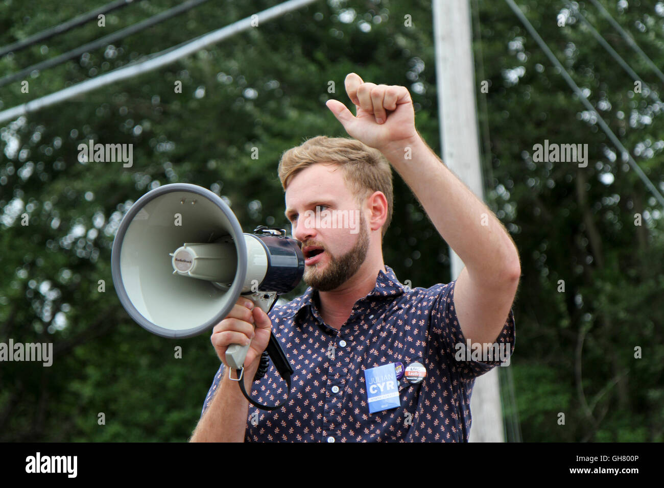 Osterville, Massachusetts, Stati Uniti d'America. 6 agosto 2016. Un uomo parla durante una manifestazione di protesta per il repubblicano contrapposte candidato presidenziale Donald Trump, nei pressi di un fundraiser imprenditore william koch hosting per trump. Credito: Susan pease/alamy live news Foto Stock