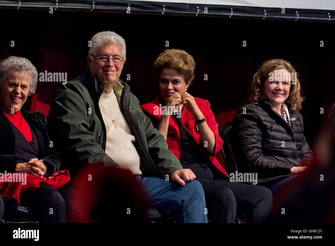 Curitiba, Brasile. 8 agosto, 2016. Presidente Dilma Roussef via a Curitiba durante il Circus della democrazia. (Foto: Reinaldo Reginato/Fotoarena) Credito: Foto Arena LTDA/Alamy Live News Foto Stock