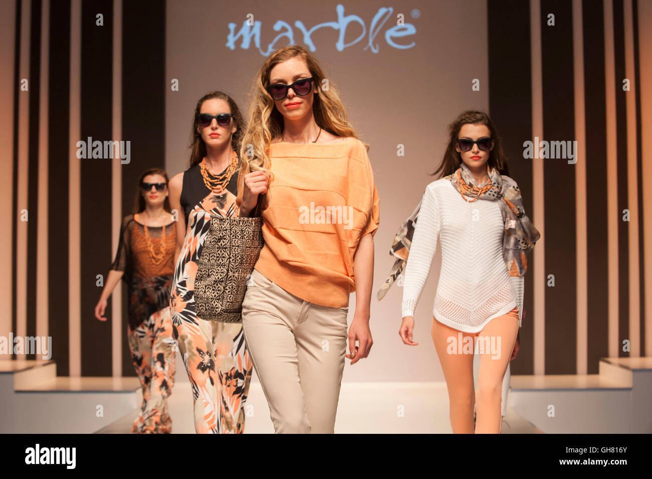 Sfilata di moda indossando i modelli di disegni di marmo sul womenswear passerella per sfilate di moda primavera estate 2017, NEC di Birmingham, UK. Credito: Antony ortica/Alamy Live News Foto Stock