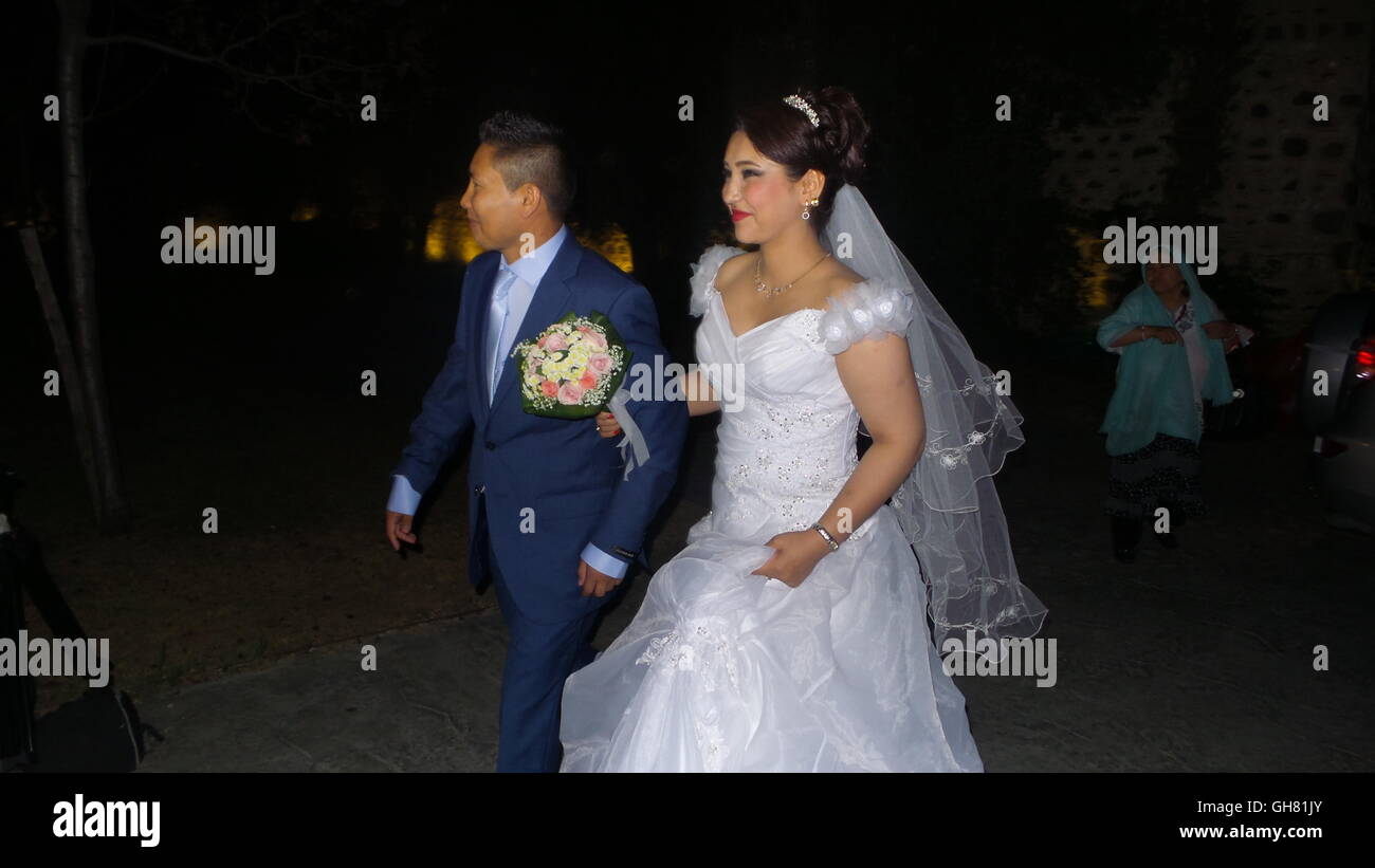 Lesbo. Il 6 agosto, 2016. Foto scattata in Agosto 6, 2016 mostra Zahra Mohammadi (R), 24 e Ehsan Gholami (L), 27, dall'Afghanistan per celebrare il loro matrimonio in Lesvos island in Grecia. Due rifugiati afghani si sono sposati in una cerimonia di matrimonio sull'isola greca di Lesbo durante il fine settimana. © Stefania Pazianou/Xinhua/Alamy Live News Foto Stock