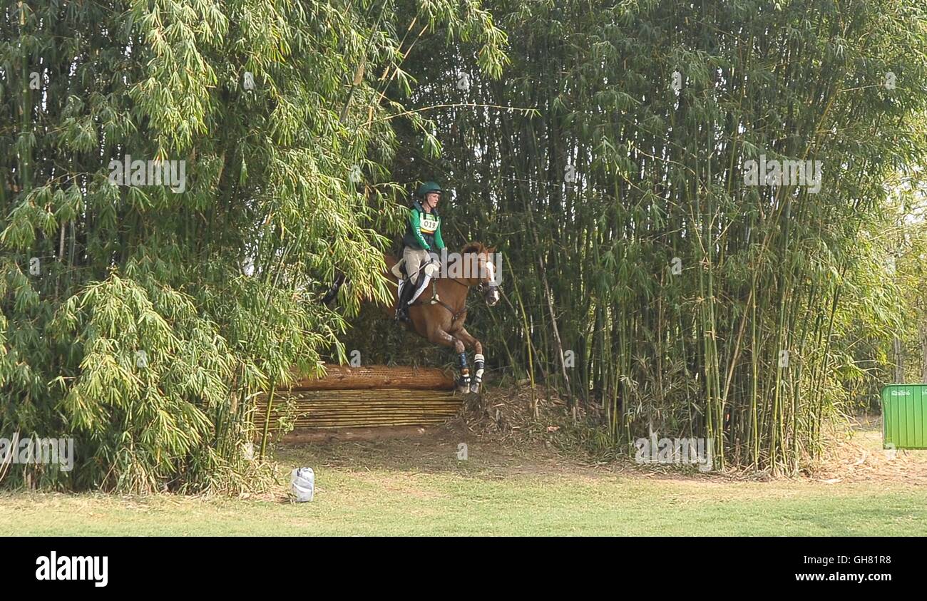 Rio de Janeiro, Brasile. 8 agosto, 2016. Recinzione 10. Clare Abbott (IRL) riding EURO PRINCE. Gestione degli eventi equestri Cross country (XC). Olympic Centre equestre. Deodoro. Credito: Sport In immagini/Alamy Live News Foto Stock