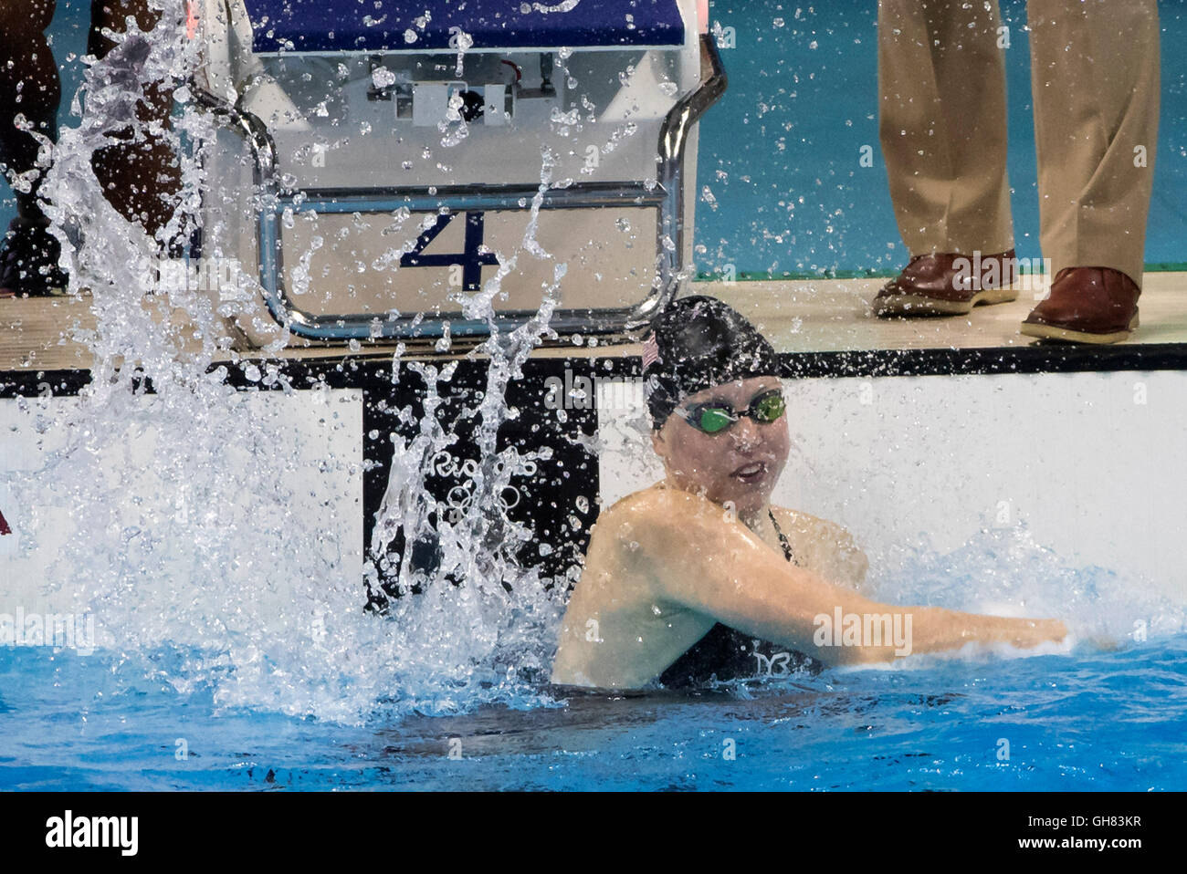 Rio de Janeiro, RJ, Brasile. 8 Ago, 2016. Nuoto Olimpiadi: Lilly Re (USA) reagisce dopo aver vinto una medaglia di oro in donne 100m a rana a Olimpiadi Aquatics Stadium durante il 2016 Rio giochi olimpici estivi giochi. Credito: Paolo Kitagaki Jr./ZUMA filo/Alamy Live News Foto Stock