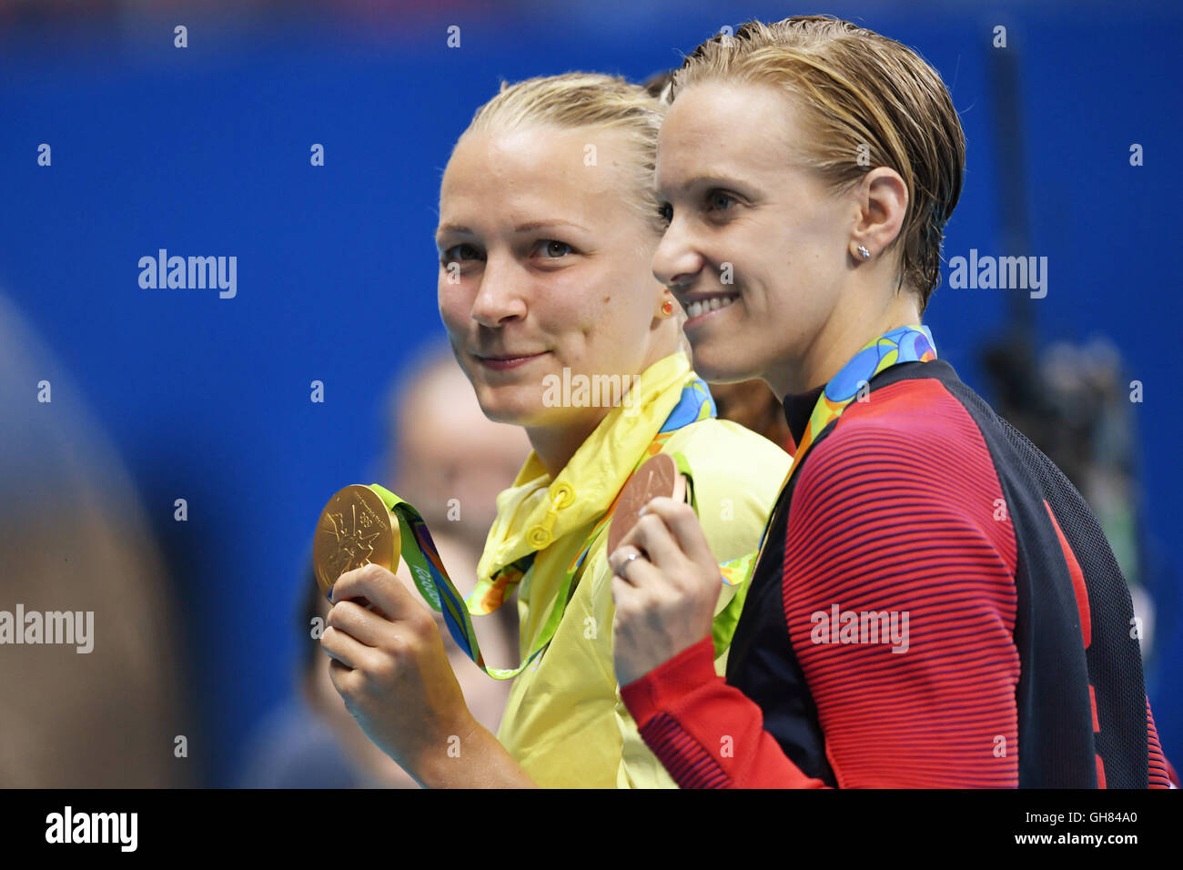 Rio de Janeiro, Brasile. Il 7 agosto, 2016. (L-R) Sarah Sjostrom (SWE), Dana Vollmer (USA) nuoto : Donne 100m Butterfly Medal Ceremony at Olympic Aquatics Stadium durante il Rio 2016 Giochi Olimpici a Rio de Janeiro in Brasile . Credito: Koji Aoki AFLO/sport/Alamy Live News Foto Stock
