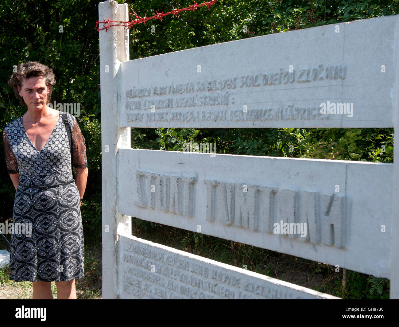 Bratislava, Slovacchia. 09Aug, 2016. Sorella di Hartmuth Tautz Carola Tautz guarda svelata memorial a Hartmuth Tautz, un 19-anno-vecchio tedesco orientale della gioventù che è stato strappato alla morte da Roby e riso, i cani la cecoslovacca guardie di confine inviato dopo di lui quando ha tentato di attraversare il confine austriaco a Bratislava il 9 agosto 1986, a Bratislava, in Slovacchia, il 9 agosto 2016. Credito: Martin Mikuta/CTK foto/Alamy Live News Foto Stock