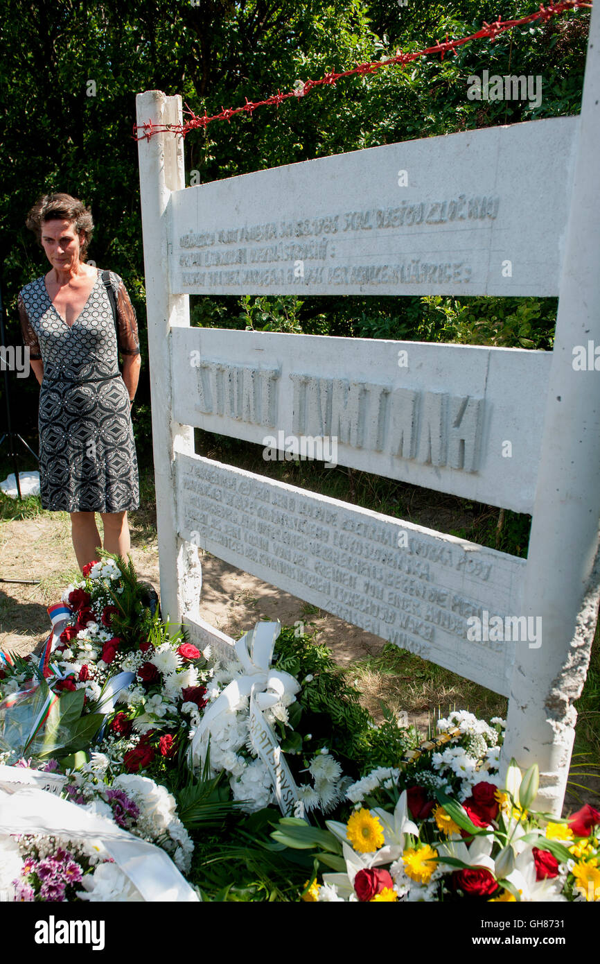 Bratislava, Slovacchia. 09Aug, 2016. Sorella di Hartmuth Tautz Carola Tautz guarda svelata memorial a Hartmuth Tautz, un 19-anno-vecchio tedesco orientale della gioventù che è stato strappato alla morte da Roby e riso, i cani la cecoslovacca guardie di confine inviato dopo di lui quando ha tentato di attraversare il confine austriaco a Bratislava il 9 agosto 1986, a Bratislava, in Slovacchia, il 9 agosto 2016. Credito: Martin Mikuta/CTK foto/Alamy Live News Foto Stock