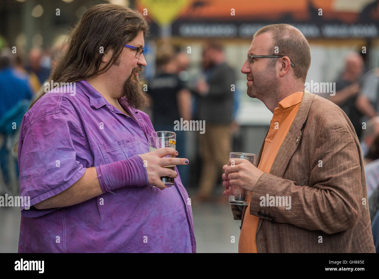 Londra, Regno Unito. Il 9 agosto, 2016. Il Great British Beer Festival organizzato dalla campagna per Real Ale (CAMRA) offre ai visitatori oltre 900 real ale, sidri, perries e birre internazionali all'Olympia. Credito: Guy Bell/Alamy Live News Foto Stock