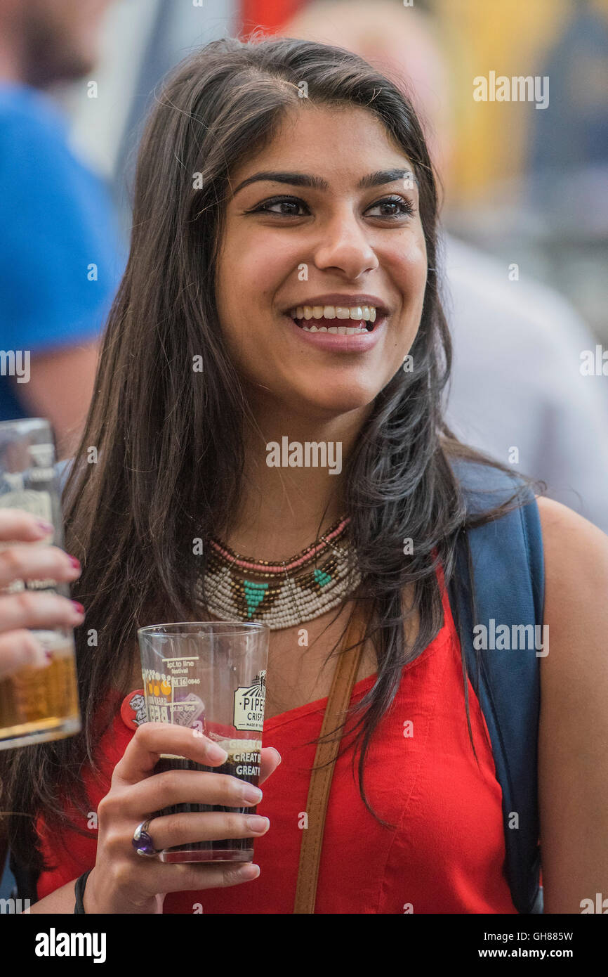 Londra, Regno Unito. Il 9 agosto, 2016. Le donne godono pinte - il Great British Beer Festival organizzato dalla campagna per Real Ale (CAMRA) offre ai visitatori oltre 900 real ale, sidri, perries e birre internazionali all'Olympia. Credito: Guy Bell/Alamy Live News Foto Stock