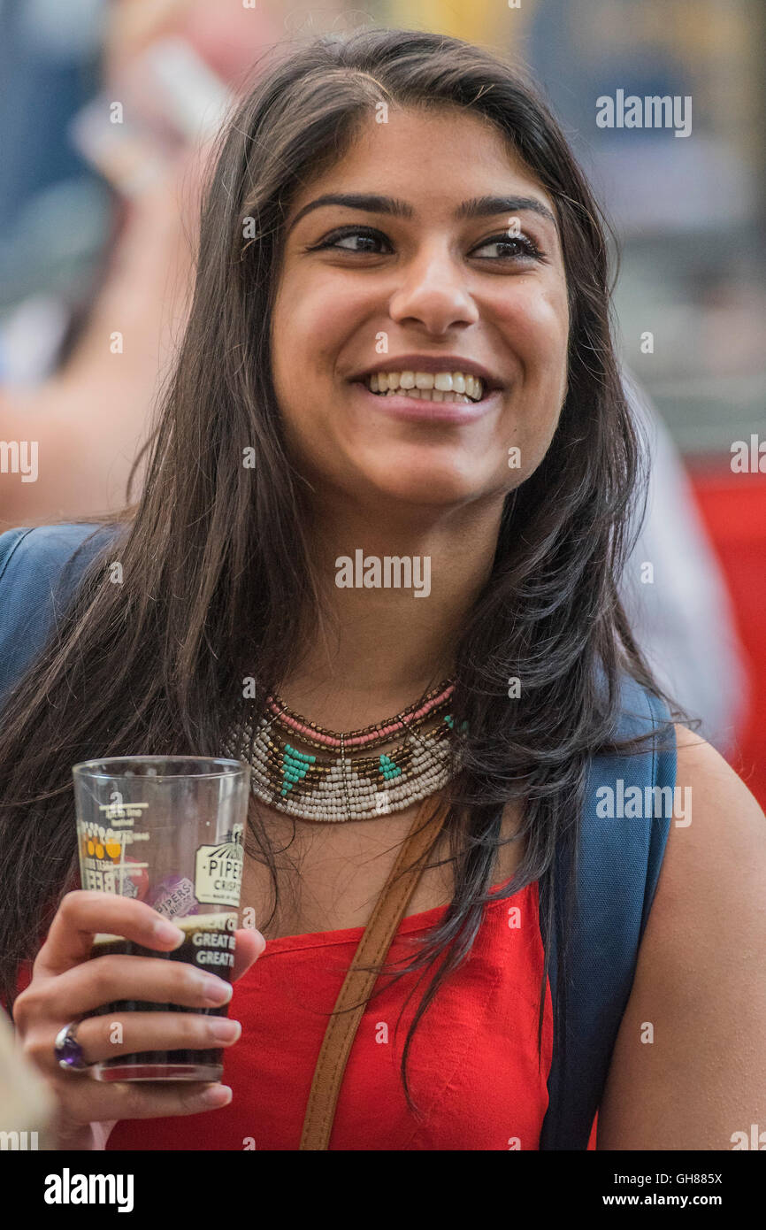 Londra, Regno Unito. Il 9 agosto, 2016. Le donne godono pinte - il Great British Beer Festival organizzato dalla campagna per Real Ale (CAMRA) offre ai visitatori oltre 900 real ale, sidri, perries e birre internazionali all'Olympia. Credito: Guy Bell/Alamy Live News Foto Stock