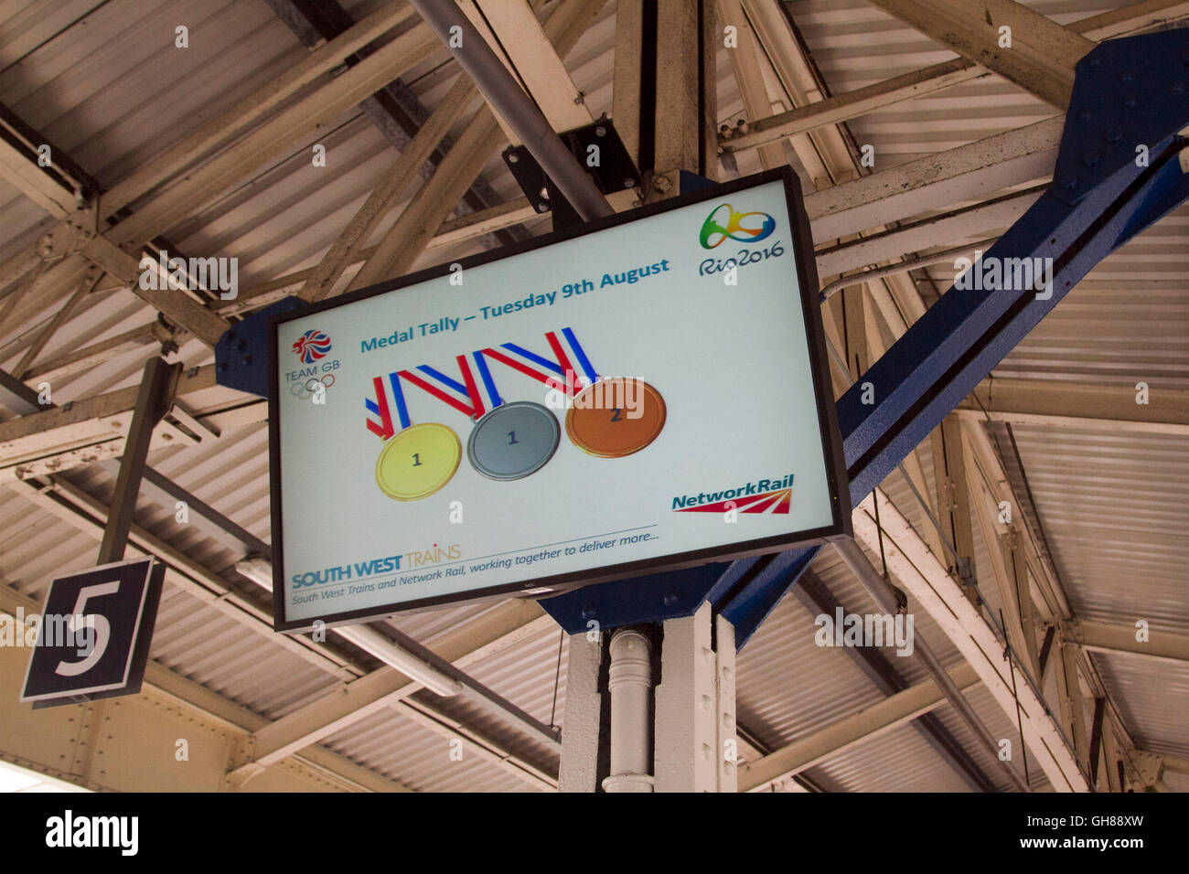 Londra, Regno Unito. Il 9 agosto 2016. Pendolari a piedi sotto una scheda elettronica a Wimbledon stazione Team pubblicità GB tally medaglia al Rio 2016 Olympics Credito: amer ghazzal/Alamy Live News Foto Stock