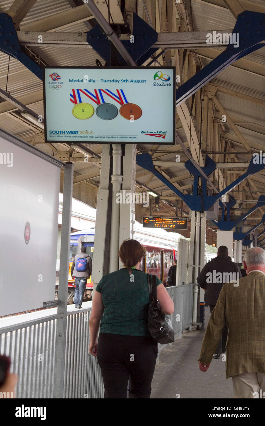 Londra, Regno Unito. Il 9 agosto 2016. Pendolari a piedi sotto una scheda elettronica a Wimbledon stazione Team pubblicità GB tally medaglia al Rio 2016 Olympics Credito: amer ghazzal/Alamy Live News Foto Stock