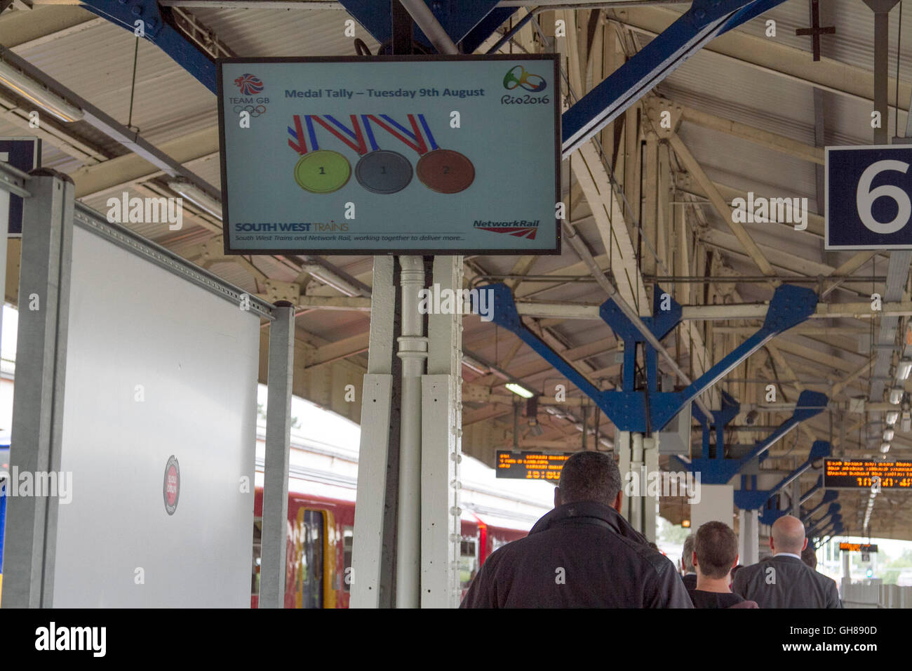 Londra, Regno Unito. Il 9 agosto 2016. Pendolari a piedi sotto una scheda elettronica a Wimbledon stazione Team pubblicità GB tally medaglia al Rio 2016 Olympics Credito: amer ghazzal/Alamy Live News Foto Stock