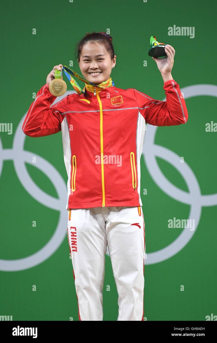 Rio De Janeiro, Brasile. Il 9 agosto, 2016. Deng Wei della Cina festeggia  alla cerimonia di premiazione delle donne del 63KG sollevamento pesi un  gruppo finale al 2016 Rio in occasione dei