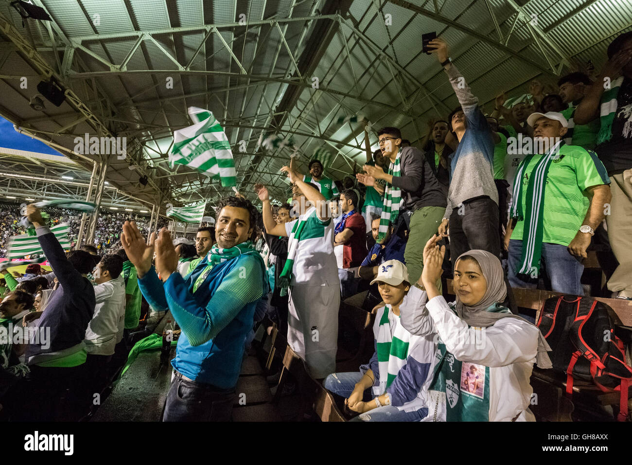 Londra, Regno Unito. 8 agosto, 2016. Sauditi e altri mediorientali tifosi guardare le squadre Al-Ahli vs Al-Hilal durante l'Arabia Super Cup match finali a Craven Cottage, Fulham Football Club Credito: Guy Corbishley/Alamy Live News Foto Stock