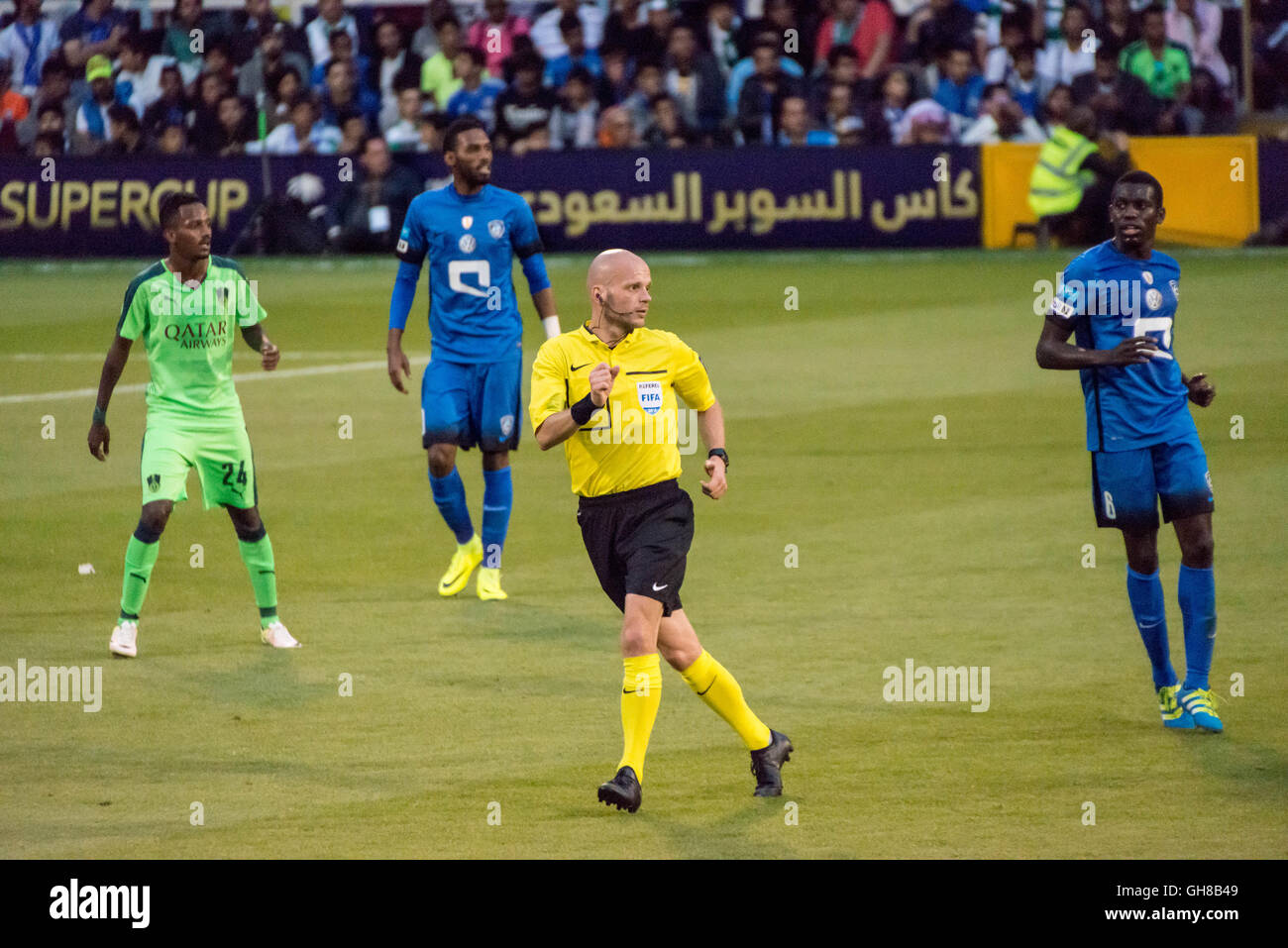 Londra, Regno Unito. 8 agosto, 2016. Arbitro: Sébastien Delferière (giallo). Al-Ahli vs Al-Hilal Arabia Super Cup match finali a Craven Cottage, Fulham Football Club Credito: Guy Corbishley/Alamy Live News Foto Stock